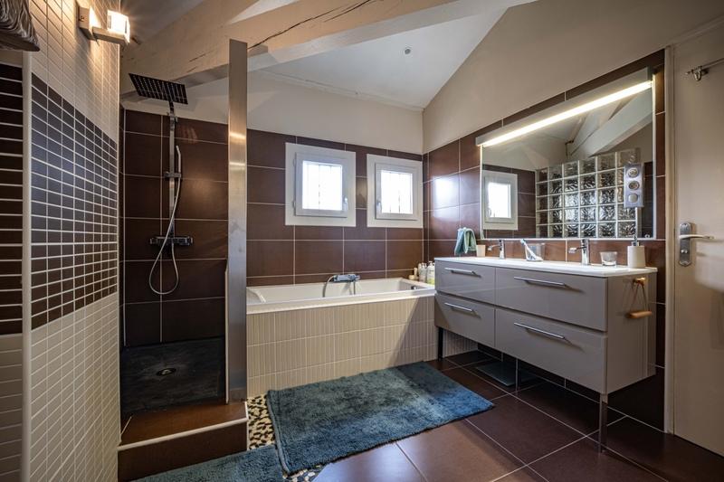 Maison - 220 m² - 7 pièces