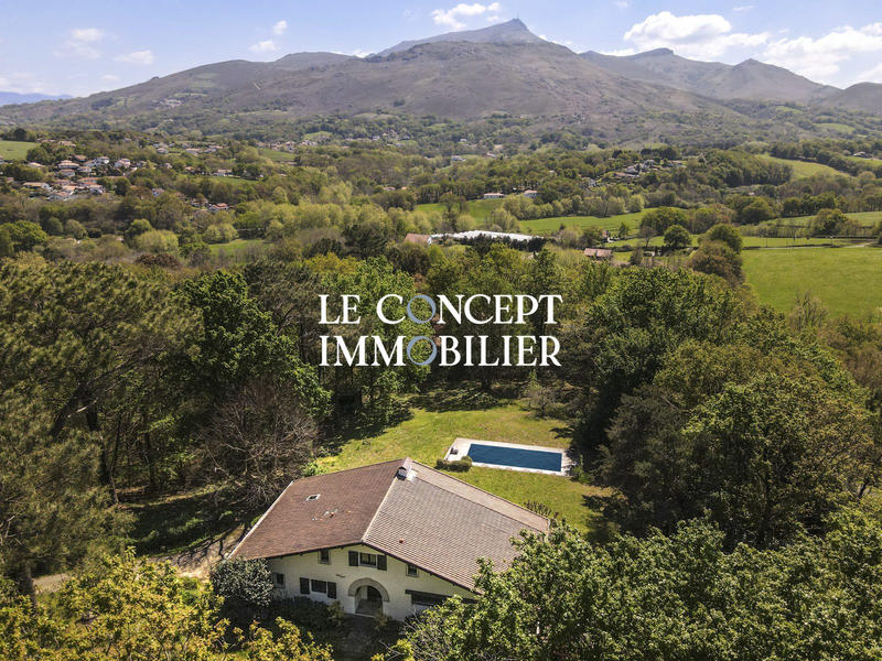 Villa - 270 m² - 9 pièces