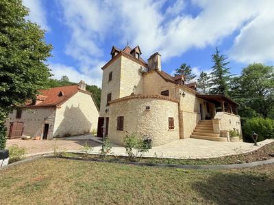 Maison - 405 m² - 16 pièces