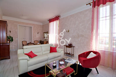 Maison - 201 m² - 6 pièces