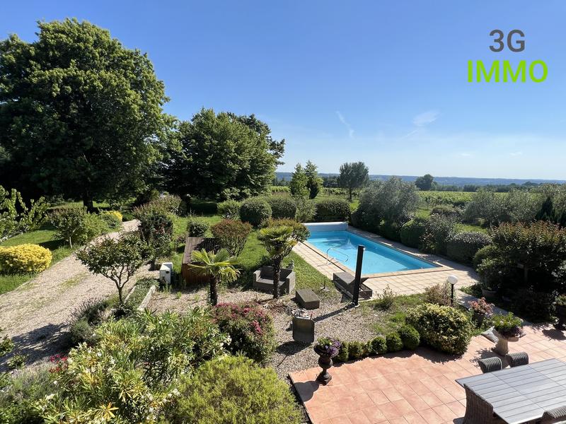 Maison - 375 m² - 10 pièces