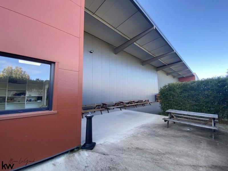 Local commercial - 2 438 m²