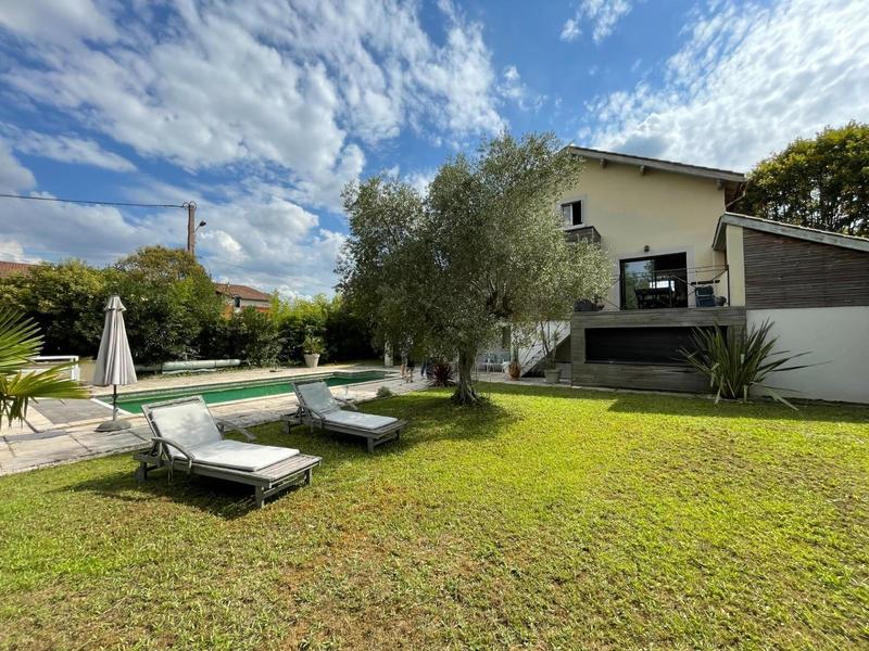 Villa - 216 m² - 9 pièces