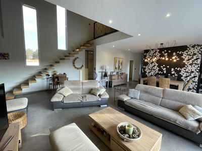 Maison - 240 m² - 5 pièces