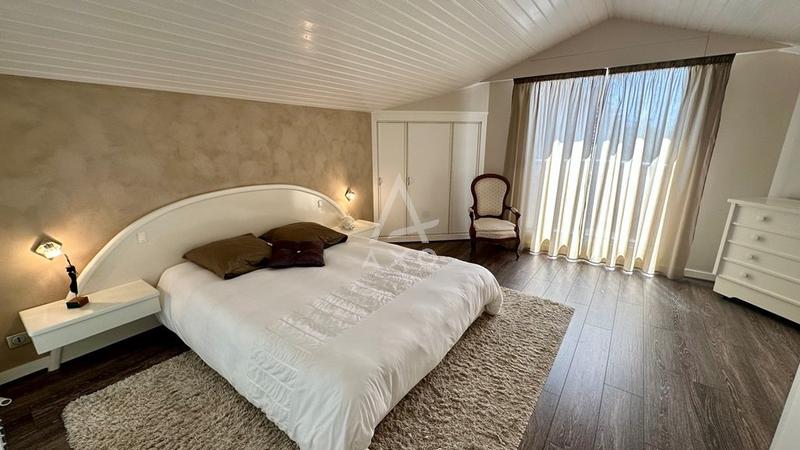 Maison - 233 m² - 7 pièces