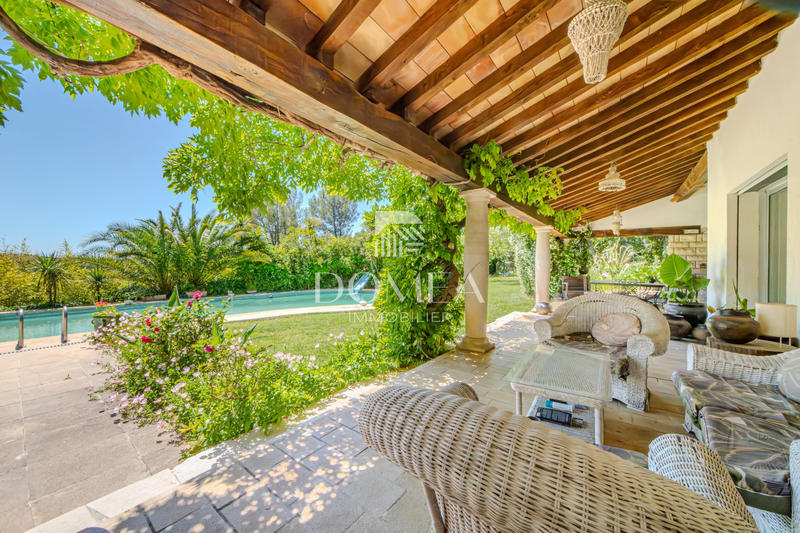 Maison - 463 m² - 15 pièces