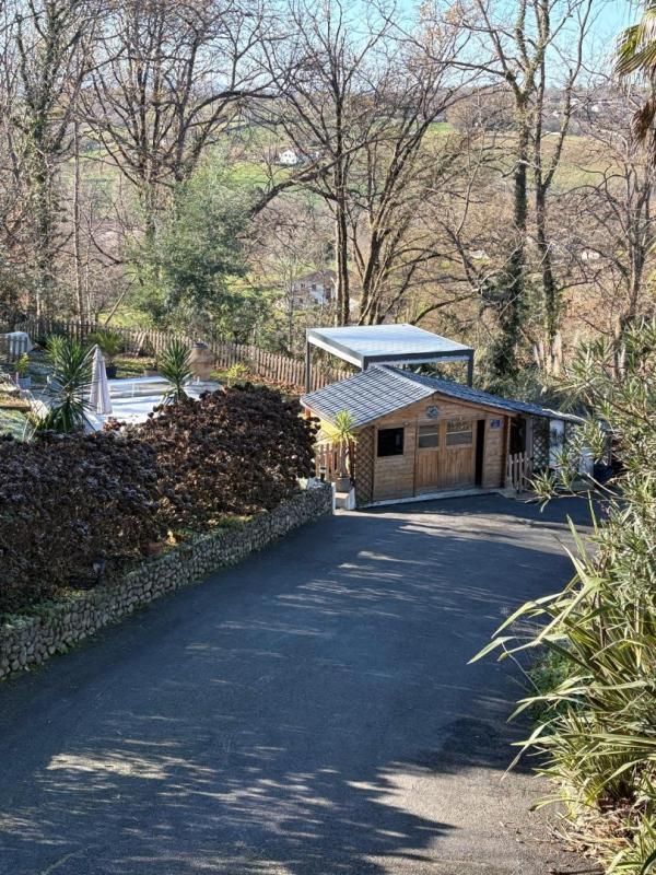 Propriété - 260 m² - 9 pièces