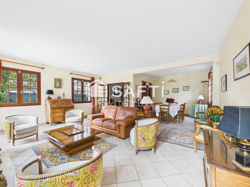 Maison - 201 m² - 8 pièces