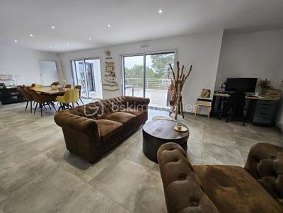 Maison - 210 m² - 10 pièces