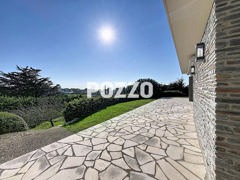 Maison - 280 m² - 9 pièces