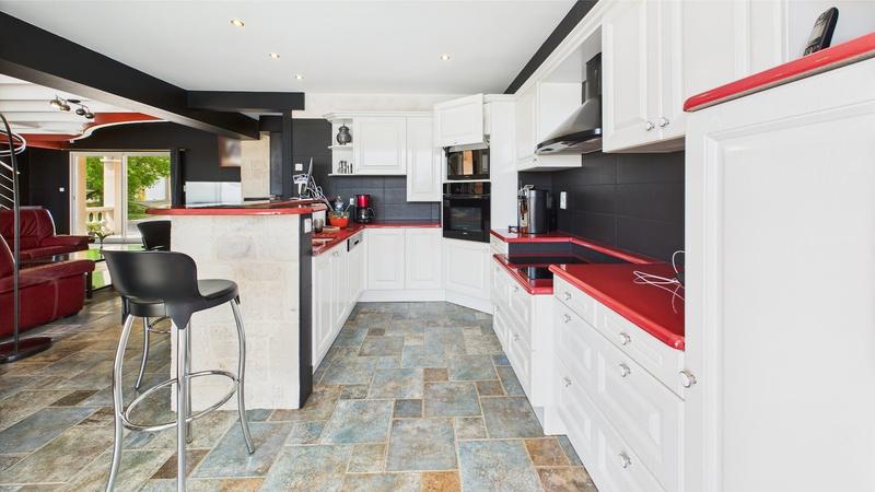 Propriété - 252 m² - 9 pièces