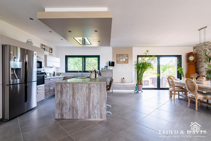 Maison - 180 m² - 5 pièces