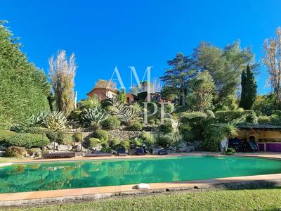 Villa - 300 m² - 7 pièces