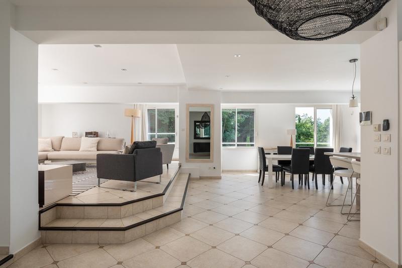 Maison - 335 m² - 8 pièces