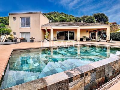 Maison - 220 m² - 5 pièces