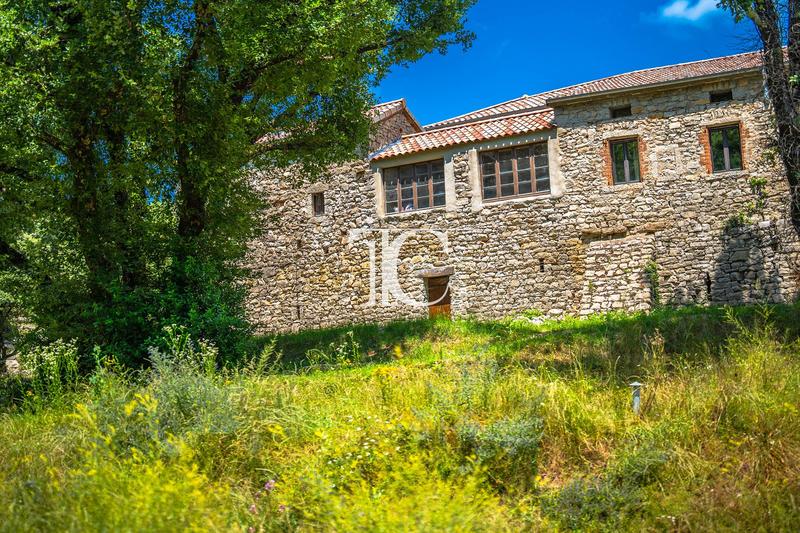 Maison - 305 m² - 14 pièces