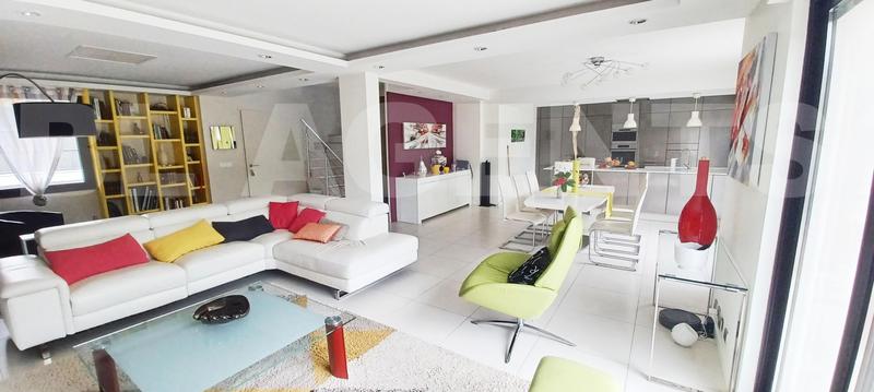 Demeure - 250 m² - 9 pièces