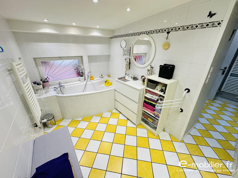 Maison traditionnelle - 145 m² - 5 pièces