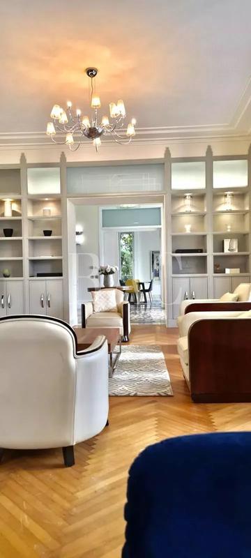 Propriété - 450 m² - 8 pièces