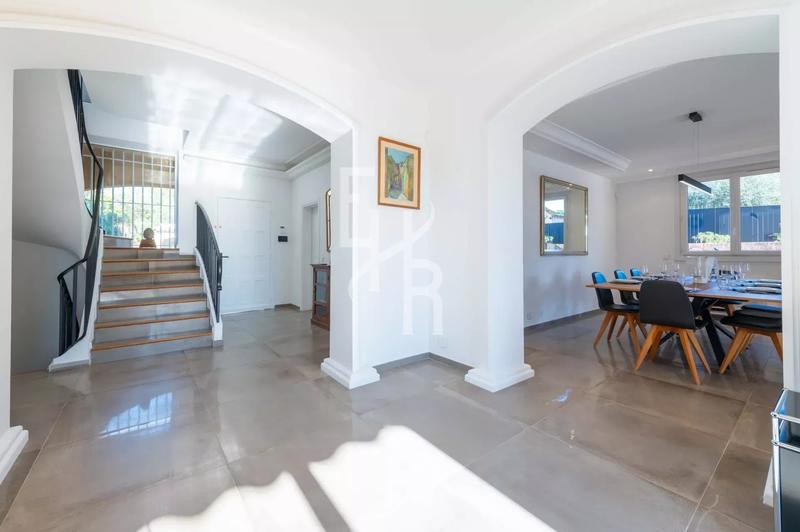 Villa - 416 m² - 6 pièces