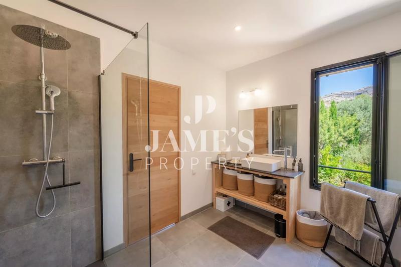 Maison - 250 m² - 6 pièces