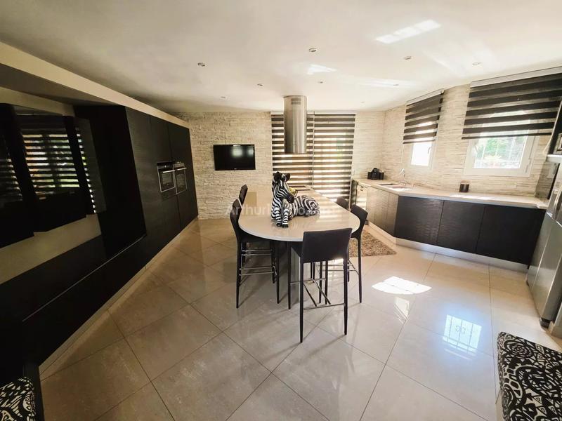 Maison - 226 m² - 7 pièces