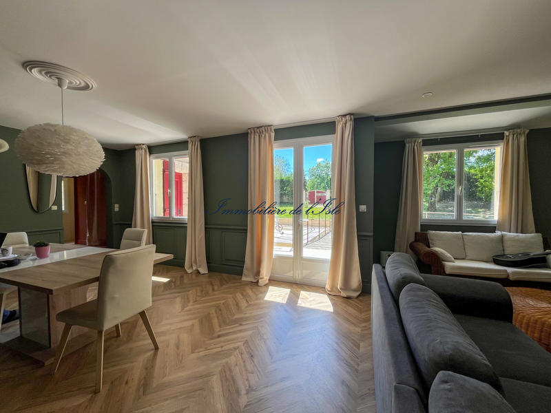 Maison - 241 m² - 8 pièces