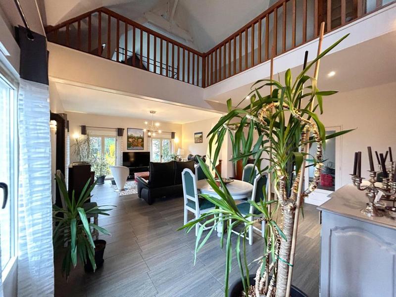 Maison - 216 m² - 8 pièces