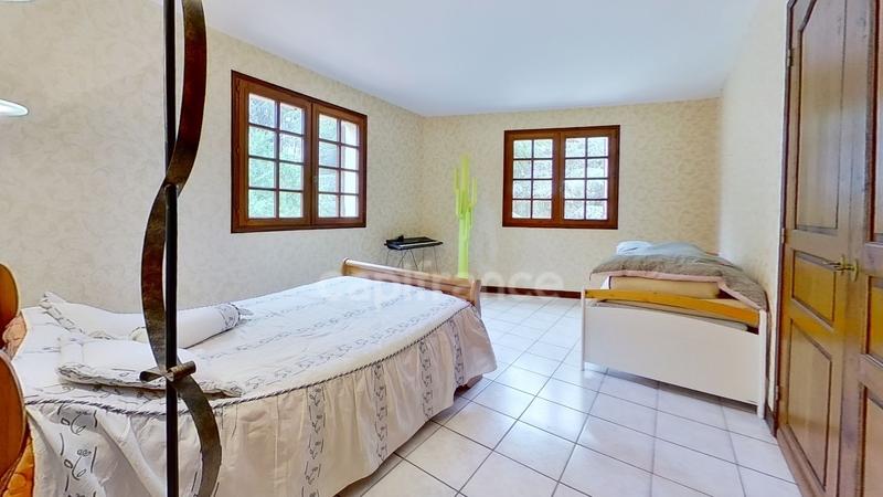 Maison - 235 m² - 8 pièces