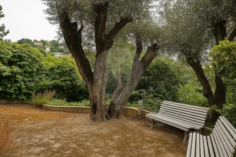 Propriété - 385 m² - 8 pièces