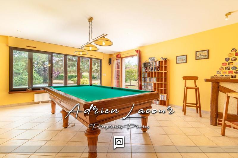 Maison - 242 m² - 10 pièces