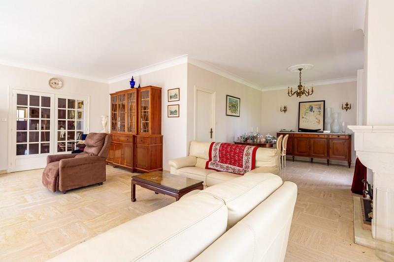 Maison - 220 m² - 6 pièces