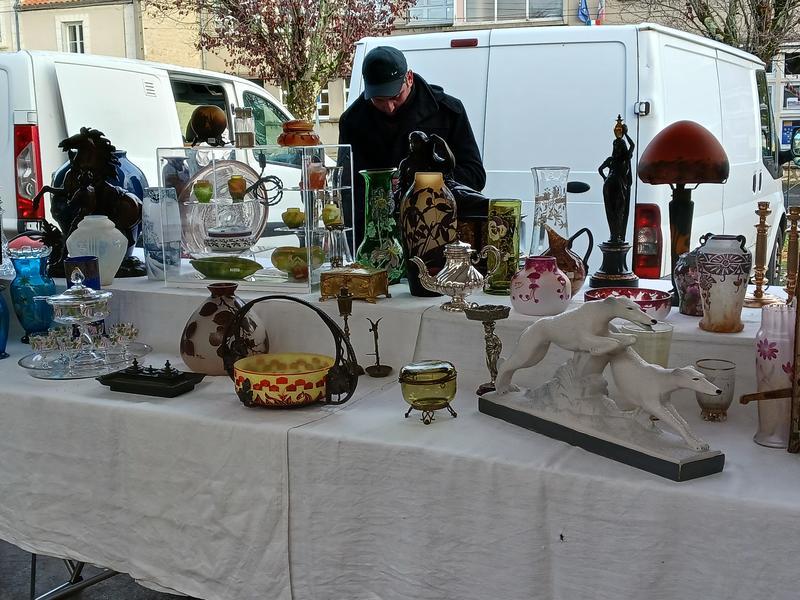 Marché mensuel des brocanteurs professionnels