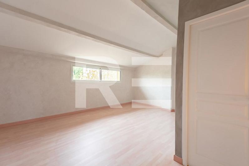 Propriété - 318 m² - 6 pièces