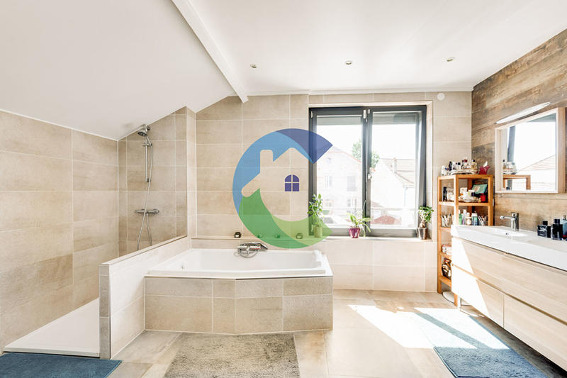 Maison - 247 m² - 7 pièces