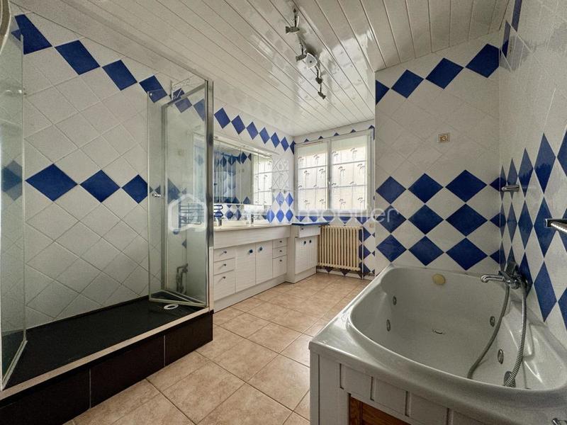 Maison traditionnelle - 194 m² - 7 pièces