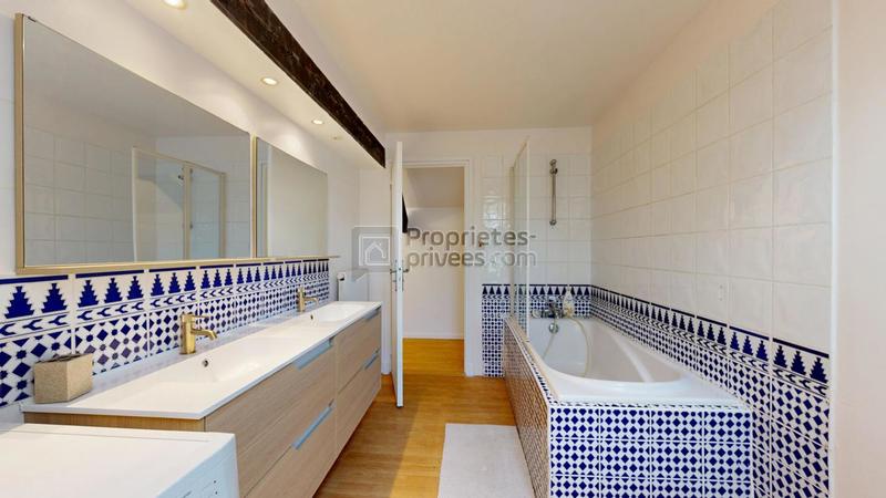 Maison - 260 m² - 9 pièces