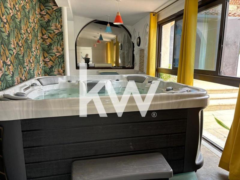 Maison - 2 400 m² - 15 pièces