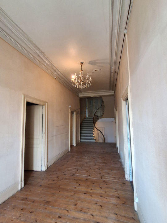 Maison - 950 m² - 42 pièces