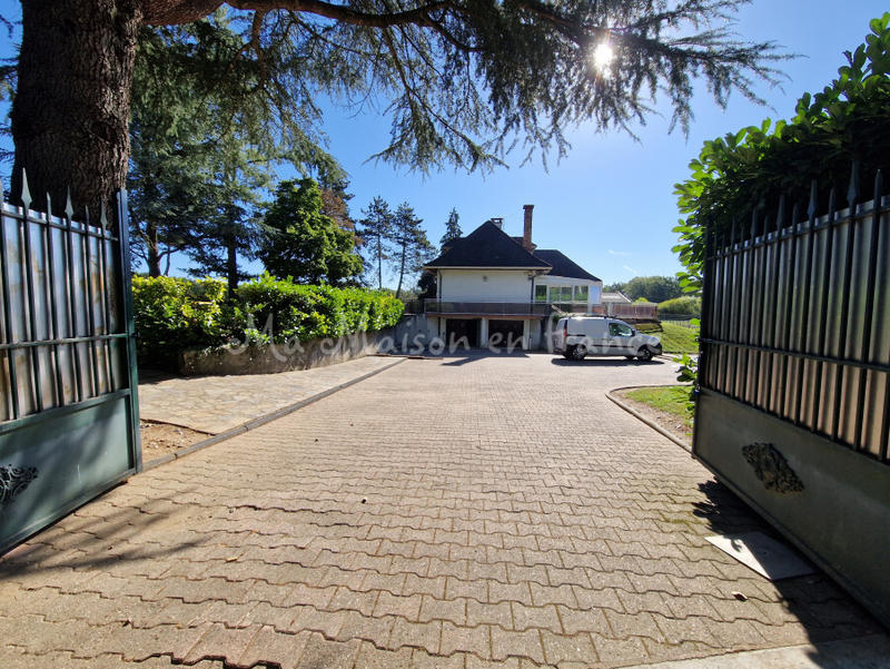 Maison - 225 m² - 11 pièces