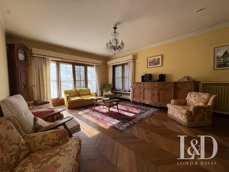 Maison traditionnelle - 280 m² - 10 pièces