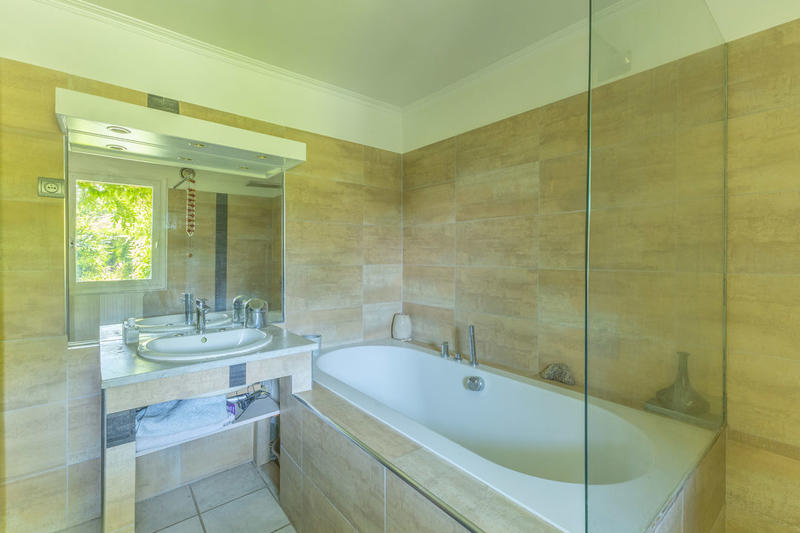 Maison - 220 m² - 8 pièces