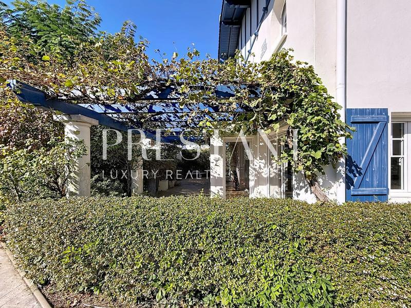 Maison - 230 m² - 6 pièces