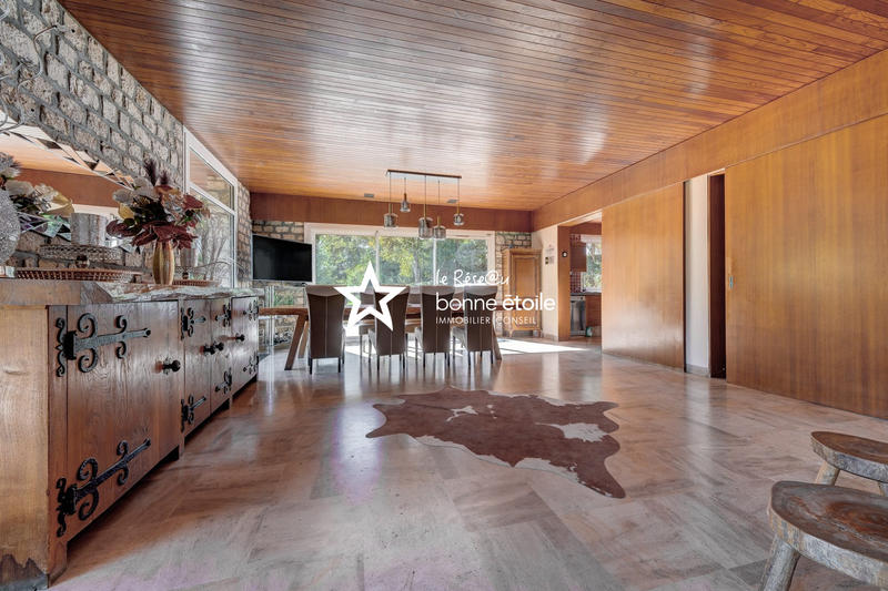 Maison - 215 m² - 7 pièces