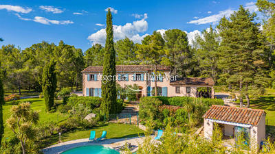 Propriété - 196 m² - 7 pièces