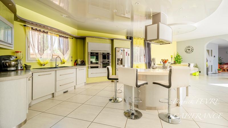 Maison - 237 m² - 8 pièces