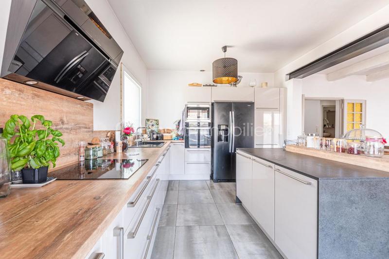 Maison - 210 m² - 8 pièces