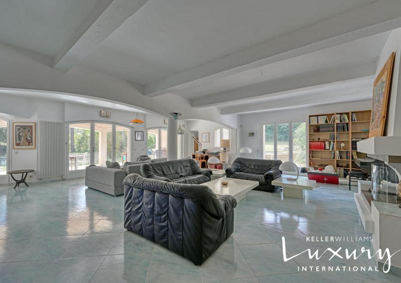 Propriété - 310 m² - 7 pièces