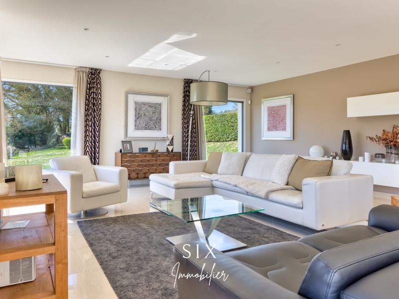 Maison - 270 m² - 9 pièces