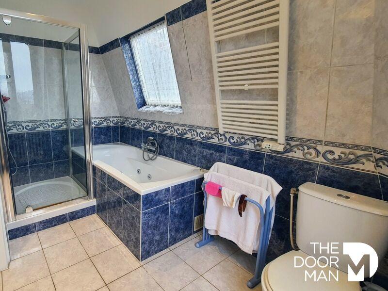 Propriété - 242 m² - 9 pièces